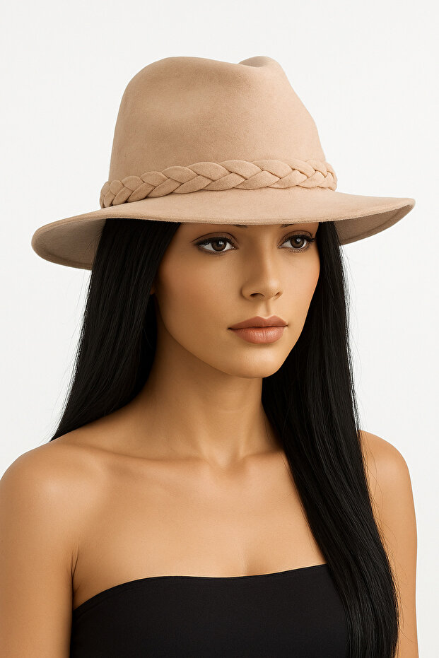 قبعة فوترو ذات تصميم أنيق ولون فاتح - 1