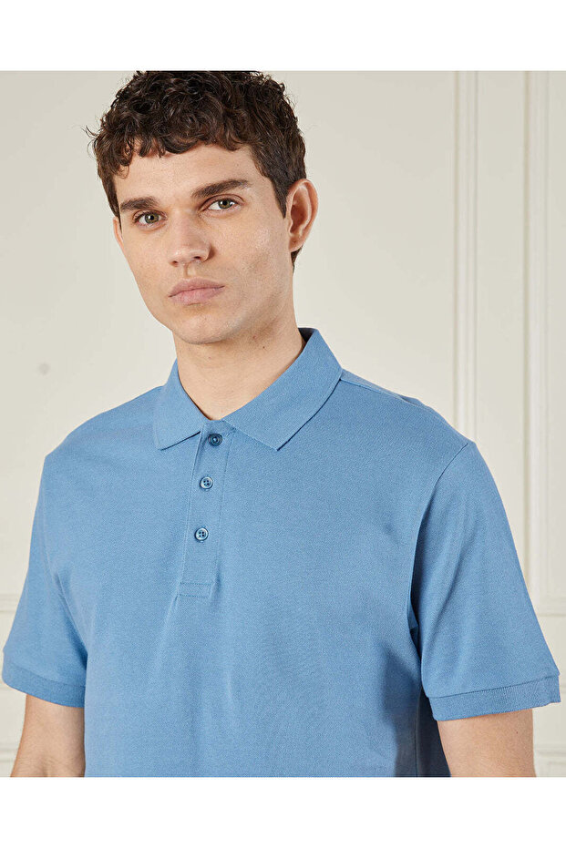 قميص بولو رجالي أساسي باللون الأزرق - 4