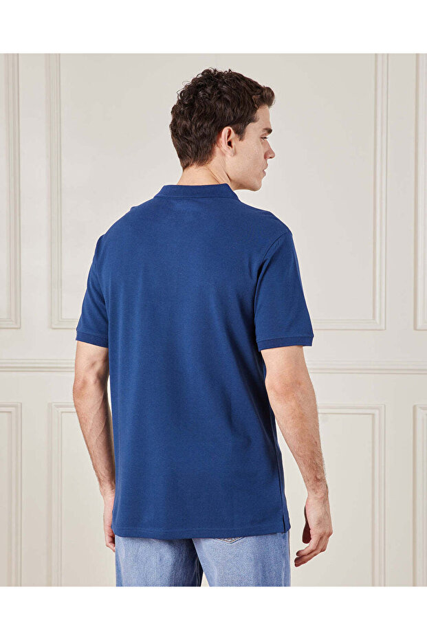 قميص بولو رجالي أساسي باللون الأزرق - 3