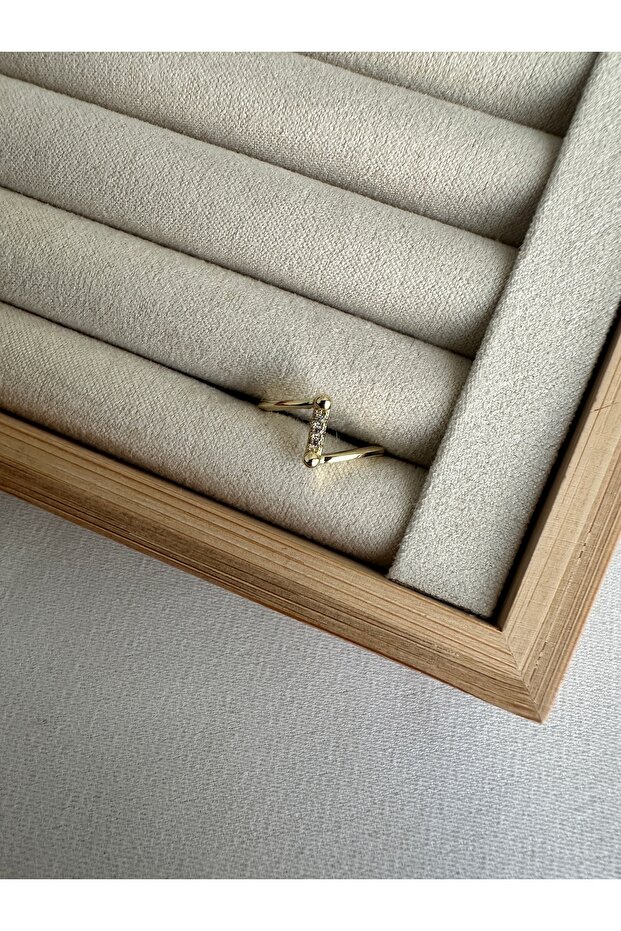 خاتم ذهبي مرصع بالأحجار الكريمة على شكل إصبع السبابة - 1