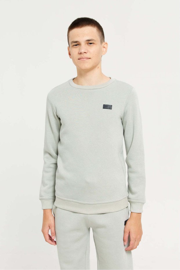 سويت شيرت بشعار على الصدر للأولاد الكبار