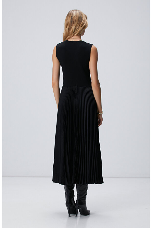 Siyah Bisiklet Yaka Pliseli Elbise - 5