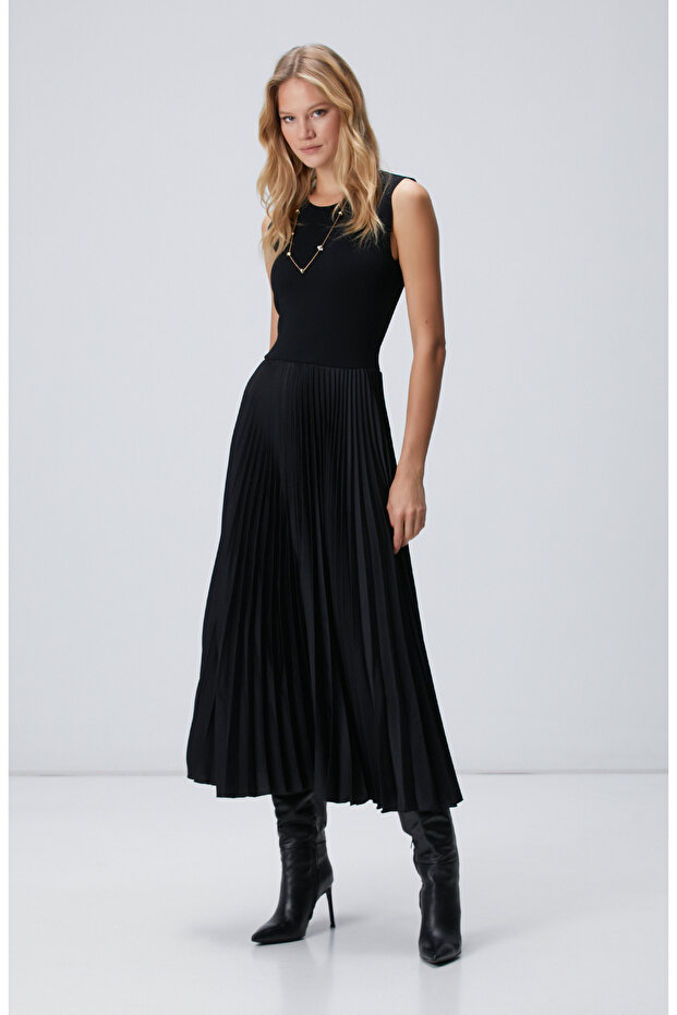 Siyah Bisiklet Yaka Pliseli Elbise - 1