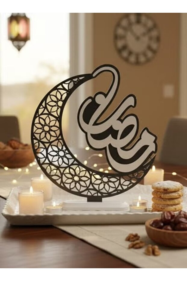 هلال رمضان زخرفي بخط "رمضان" - زينة أنيقة للمائدة لأجواء احتفالية