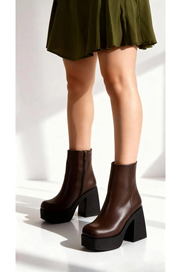 Adela Women's Lightweight Platform Heel Blunt Toe Zipper Boots
