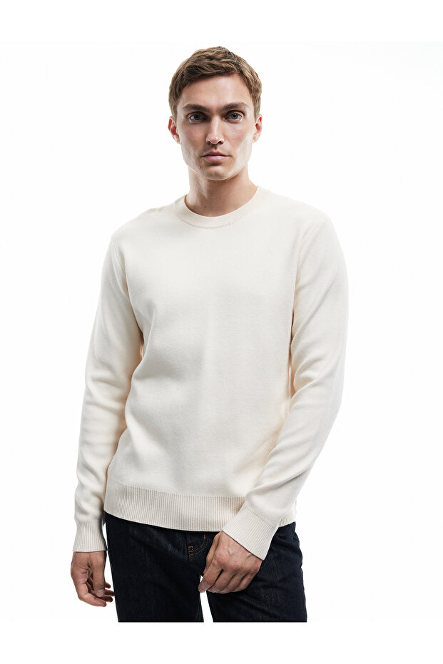 Langärmliger Basic-Strickpullover mit Rundhalsausschnitt - 1