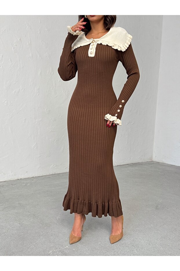 Kobieta Brązowa sukienka z kołnierzykiem typu baby, z guzikami z masy perłowej i falbanami - 4
