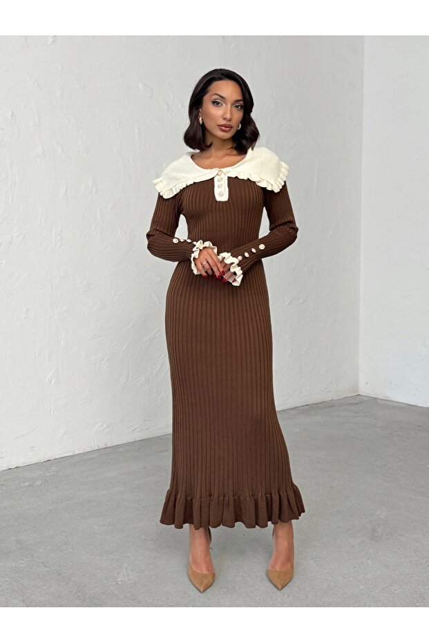 Kobieta Brązowa sukienka z kołnierzykiem typu baby, z guzikami z masy perłowej i falbanami - 1