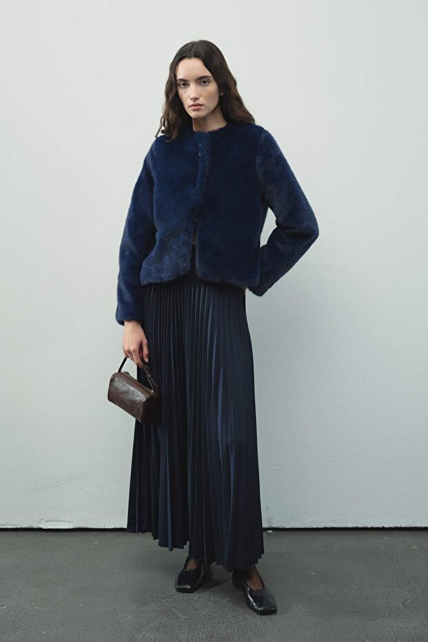 سترة قصيرة مزودة بأزرار من القطيفة باللون الأزرق الداكن - 4