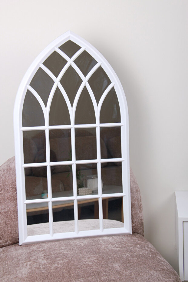 An elegant mirror with a luxurious frame adds a touch of sophistication to any space. 92 x 51 cm - 4