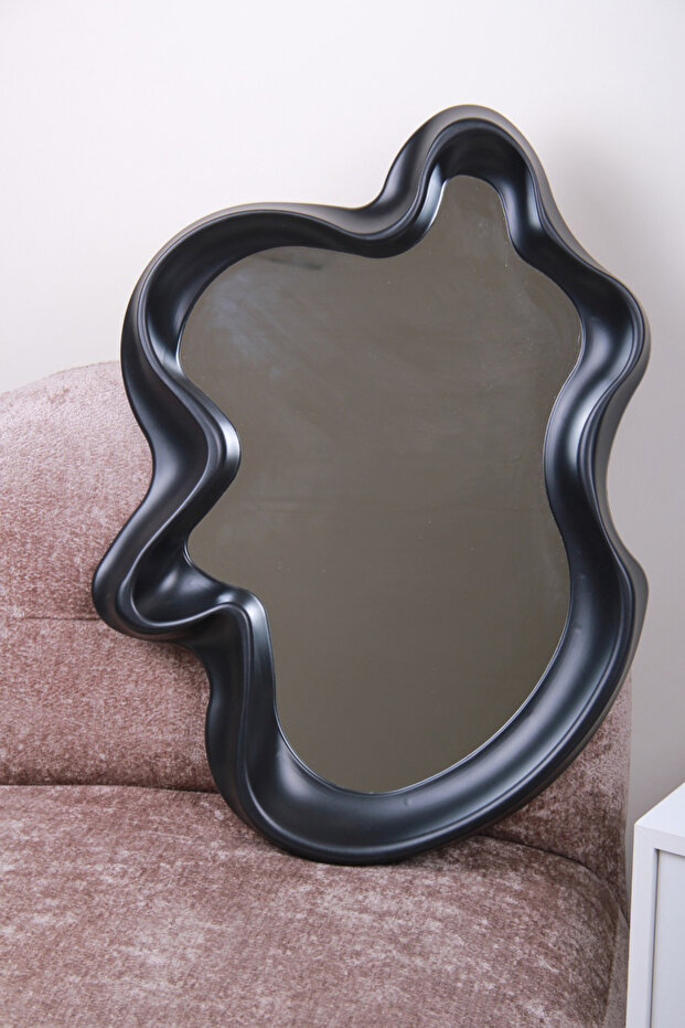 An elegant mirror with a luxurious frame adds a touch of sophistication to any space. 67 x 49 cm - 3