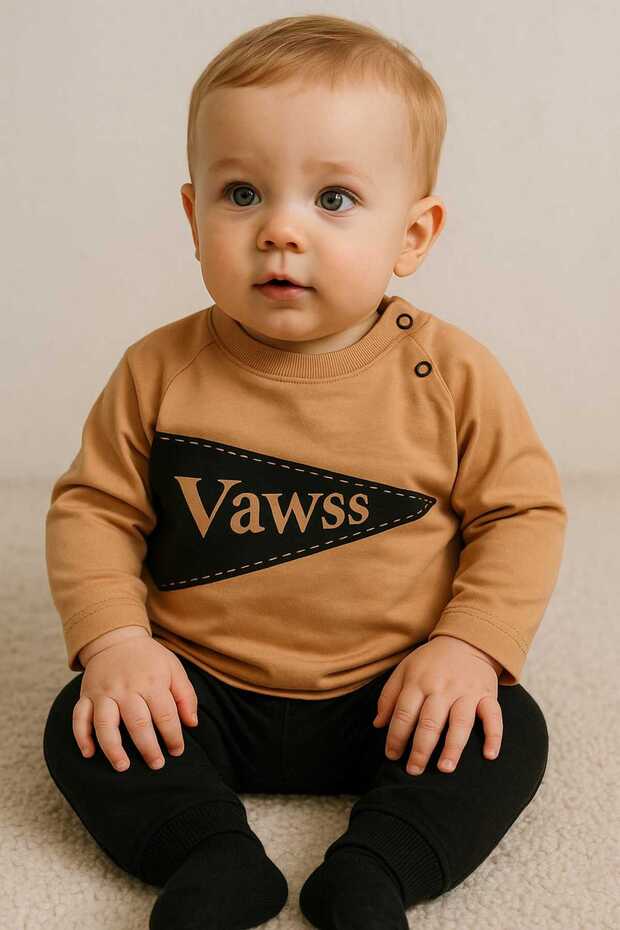 طقم أطفال مزدوج مكتوب عليه Vaws