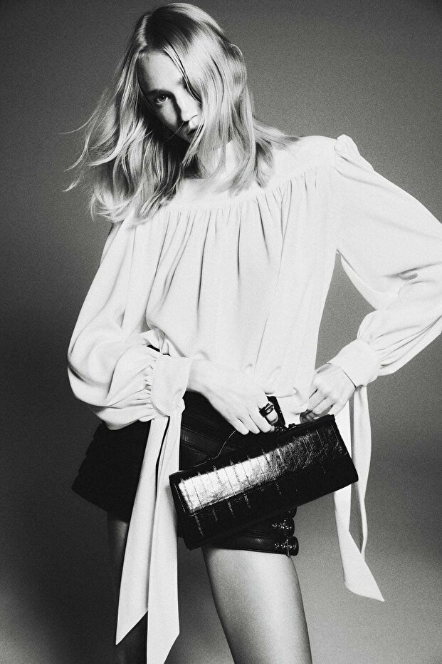 بلوزة ذات وسادة كتف - 6