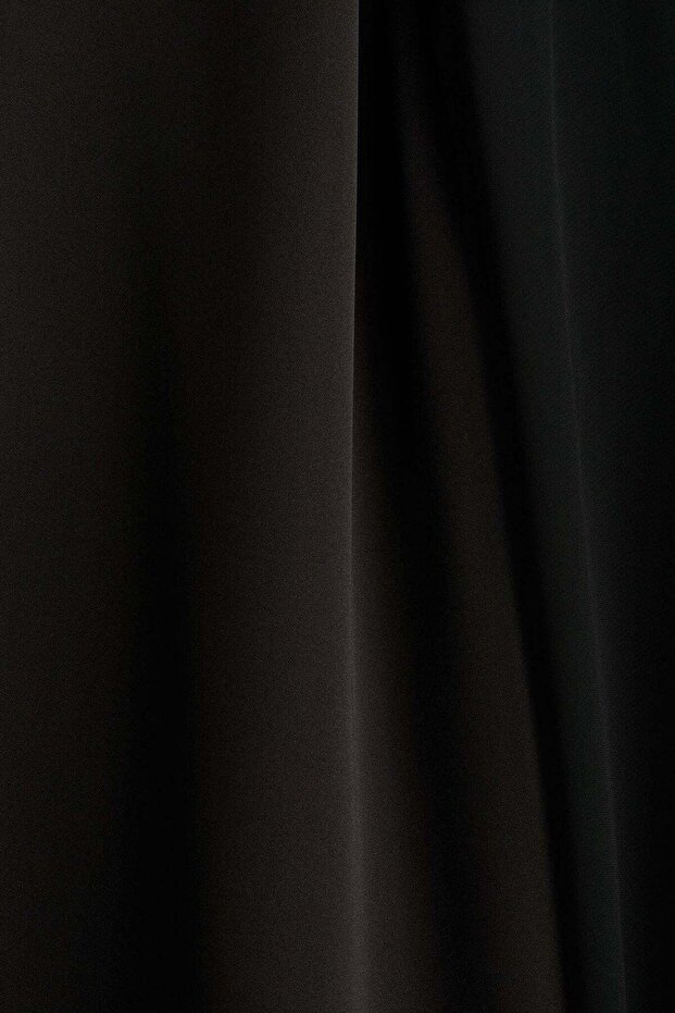 بلوزة ساتان مفتوحة الظهر - 8