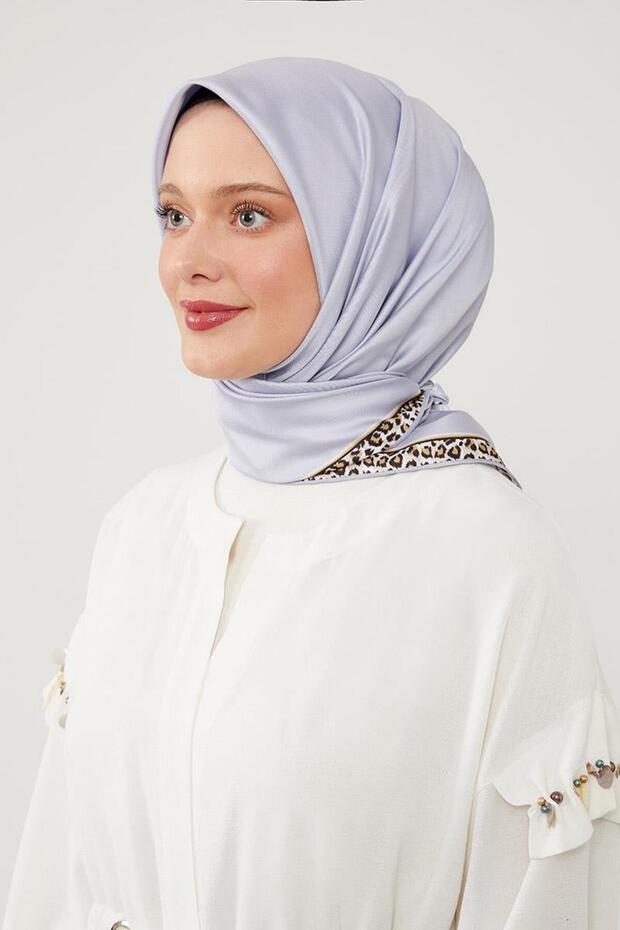 وشاح رقمي من قماش التويل بنمط الفهد ذو الحواف الرمادية - 3