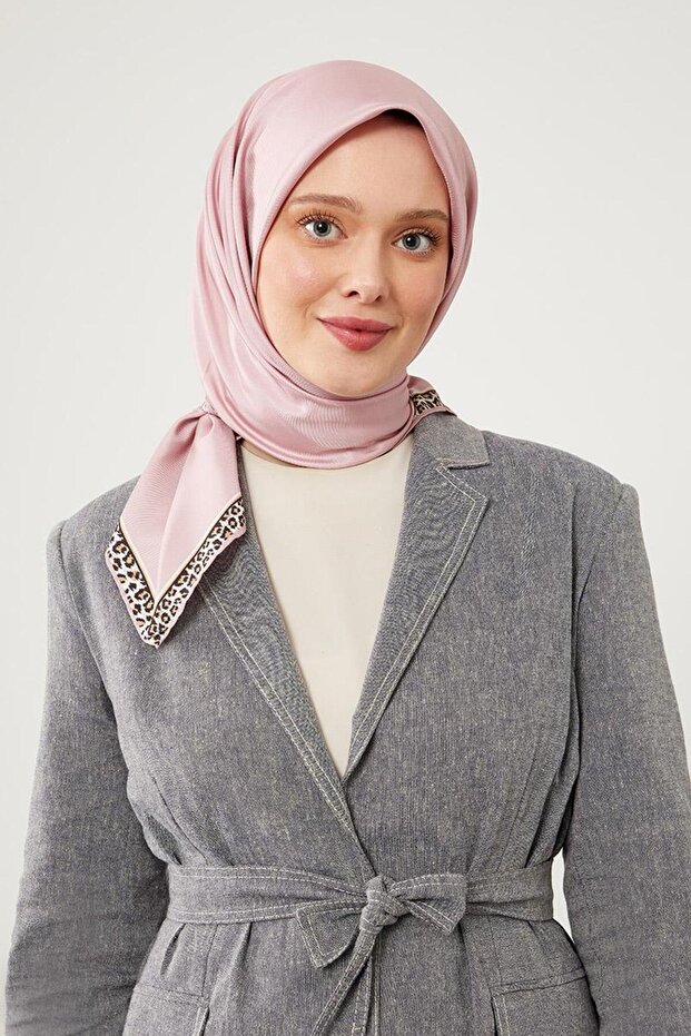 وشاح رقمي من قماش التويل بنمط الفهد ذو الحواف الوردية - 1
