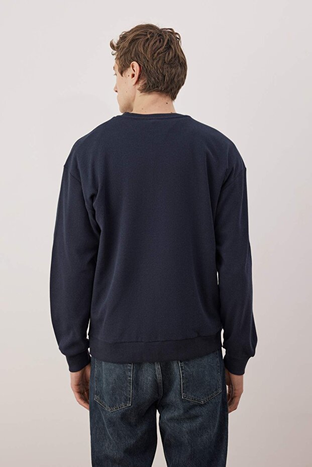 Koyu Lacivert Oversize/Geniş Kesim Bisiklet Yaka Kaplan Nakışlı Şardonsuz Sweatshirt TMNAW25SW00194 - 4