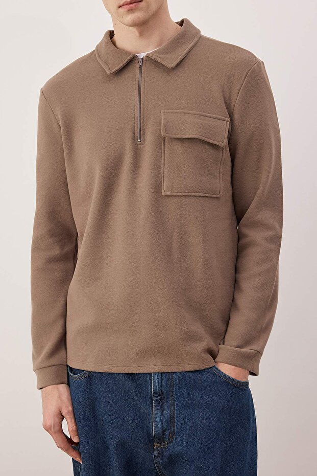 Kahverengi Regular/Normal Kesim Polo Yaka Fermuarlı Cep Detaylı Swetshirt TMNAW26SW00059 - 3
