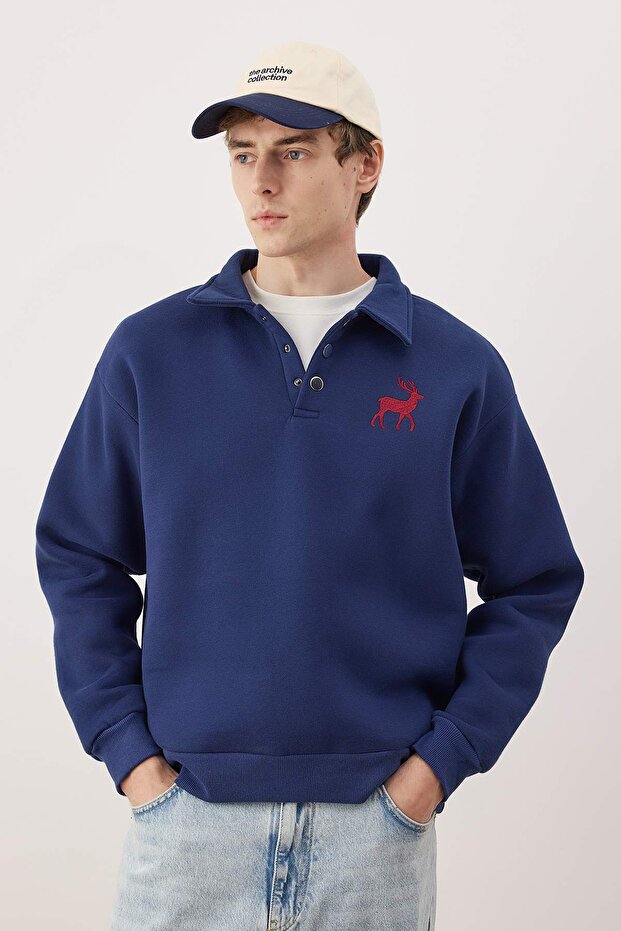 Lacivert Yeni Oversize/Geniş Kesim Soft Kalite İçi Polarlı Polo Yaka Sweatshirt TMNAW26SW00004 - 1