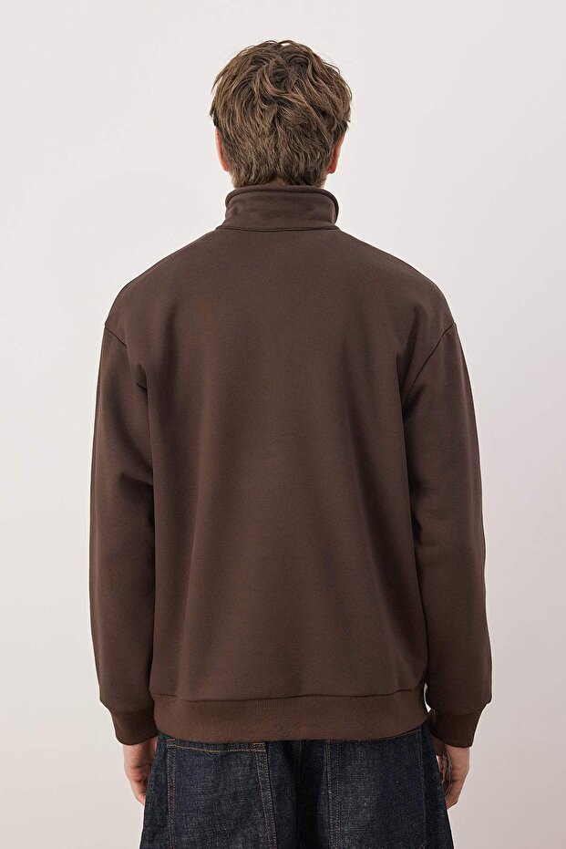 Koyu Kahverengi Yeni Oversize/Geniş Kesim Nakışlı Dik Yaka İçi Polar Sweatshirt TMNAW26SW00008 - 4