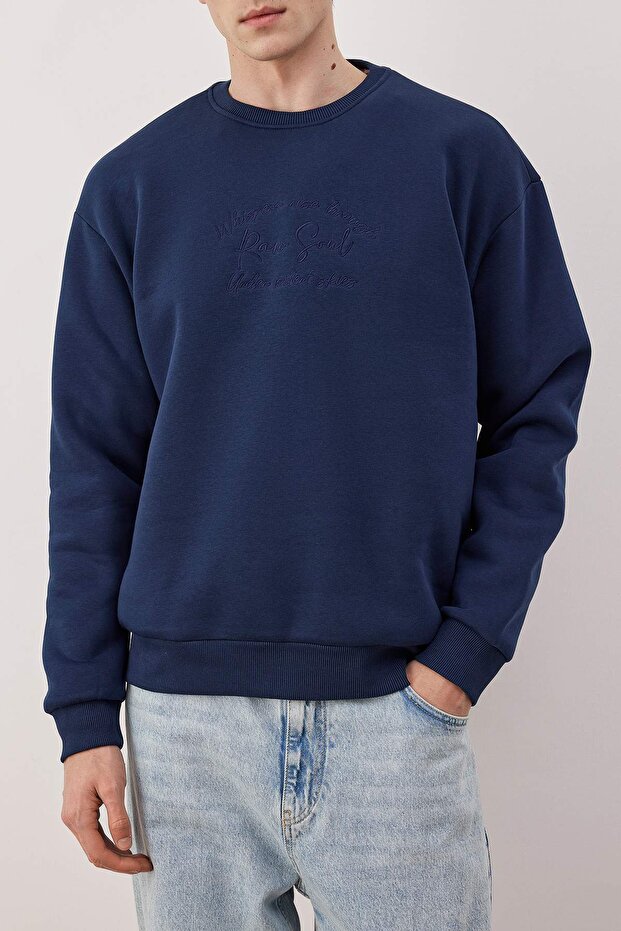Lacivert Oversize/Geniş Kesim Yazı Nakışlı Kalın İçi Polar Sweatshirt TMNAW25SW00091 - 3