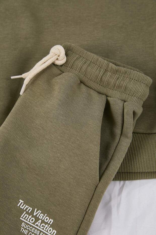 Açık Haki Pamuklu Slogan Baskılı Polo Yaka Oversize Erkek Çocuk Örme Alt -Üst Takım TKDAW26AU00007 - 4