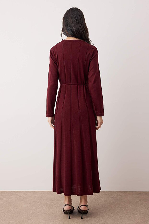 Ciemnoniebieska sukienka z cienkim paskiem i plisami TCTAW26EB00010 - 4