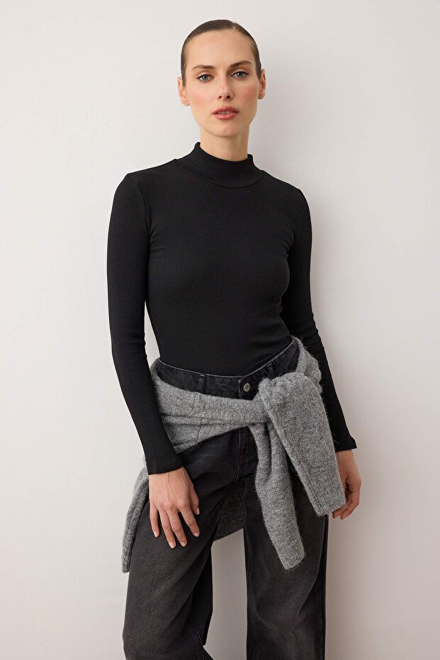 بلوزة سوداء محبوكة بياقة عالية وأكمام طويلة ومضلعة وقابلة للتمدد TWOAW21BZ0423 - 1