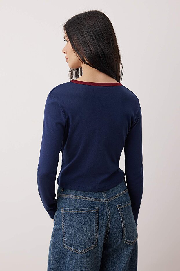 Lacivert Nakışlı Fitted/Vücuda Oturan Kontrast Detaylı Örme T-Shirt TWOAW26TS00019 - 4