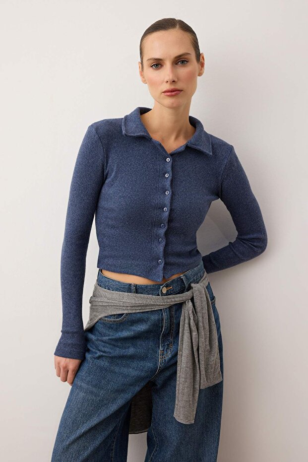 İndigo Düğme Detaylı Vücuda Oturan Crop Polo Yaka Fitilli Esnek Örme Bluz TWOAW22BZ0522