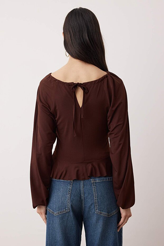 Koyu Kahverengi Pencere/Cut Out Detaylı Aksesuarlı Örme Bluz TPRAW24BZ00053 - 5