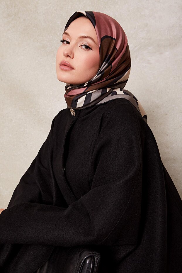 وشاح حريري رمادي اللون مخطط بخطوط سميكة