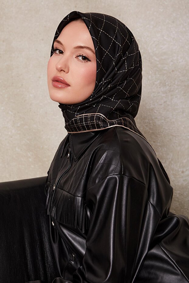 وشاح حريري أسود منقوش بنقشة التويل