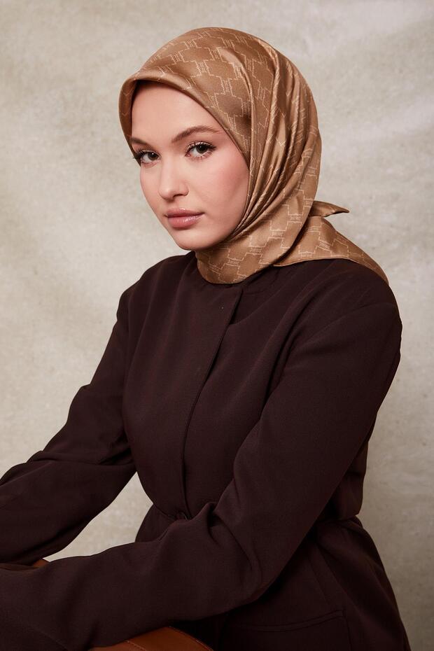 وشاح حريري بنمط قرص العسل بلون القهوة الحليبية