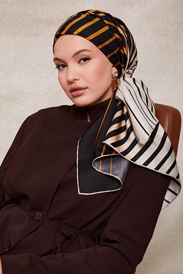 وشاح حريري منقوش بخطوط ذهبية
