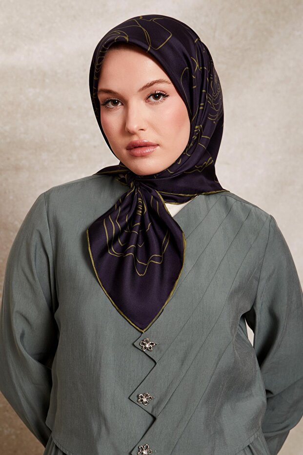 وشاح حريري بنمط الورد باللون الأزرق الداكن