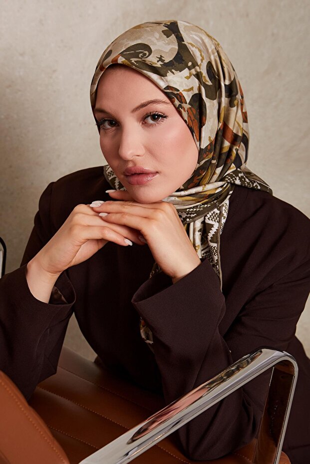 وشاح حريري منقوش باللون الأخضر الزيتوني - 2