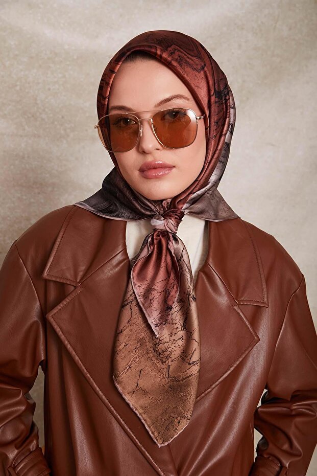 وشاح حريري بنمط معقد باللون البني - 1