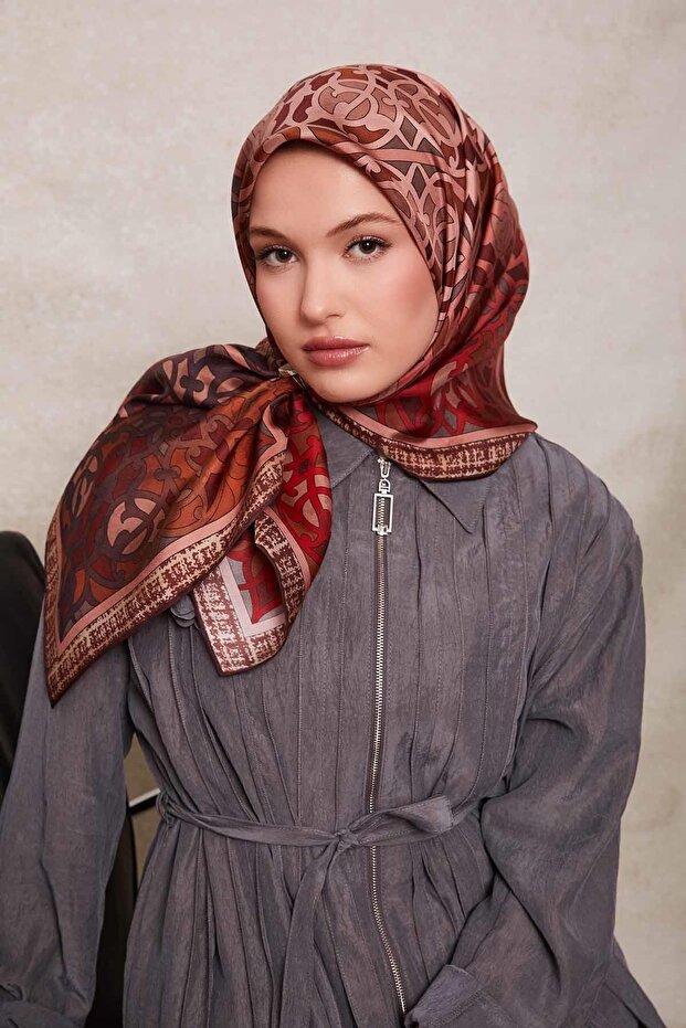 وشاح حريري بنمط فيكتور بني اللون - 2