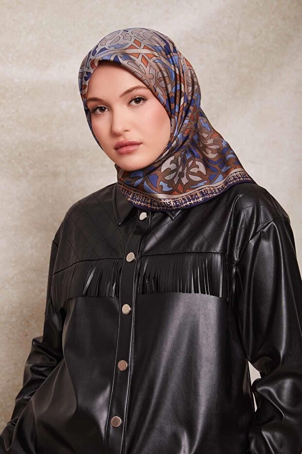 وشاح حريري من نسيج التويل بنمط فيكتور باللون الأزرق الداكن