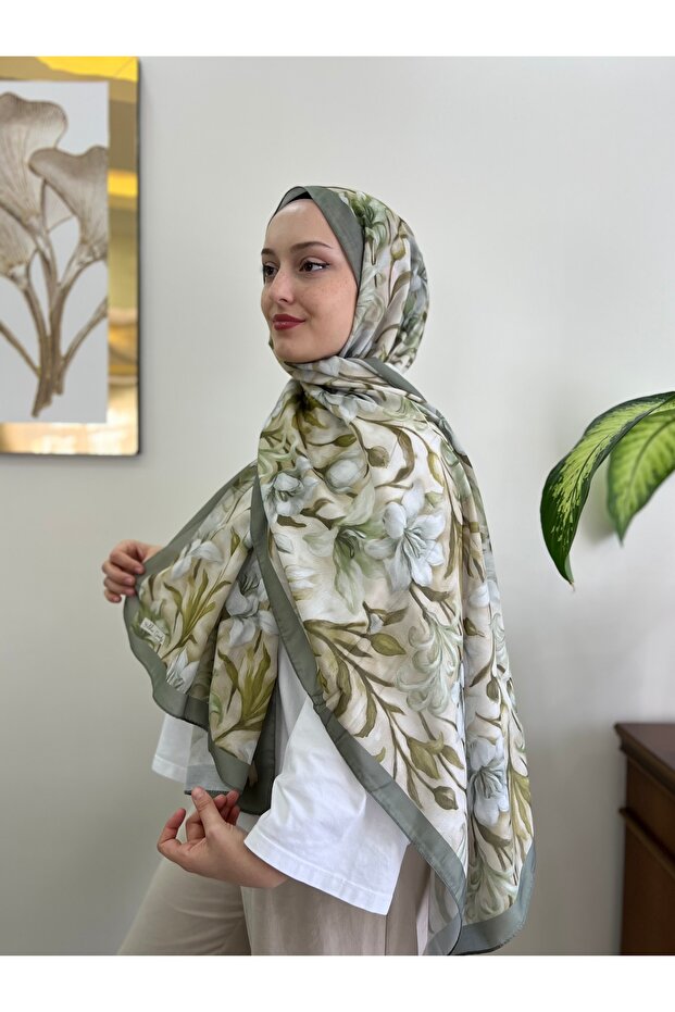 شال قطني ناعم بنمط الزنبق باللون الأخضر