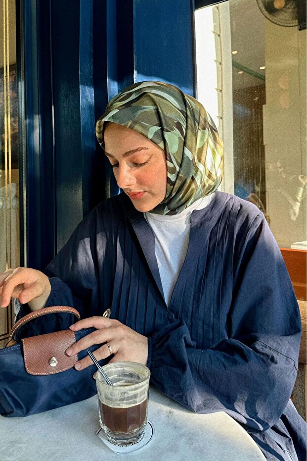 حقيبة يد مزينة بتفاصيل من الجلد الأزرق الداكن