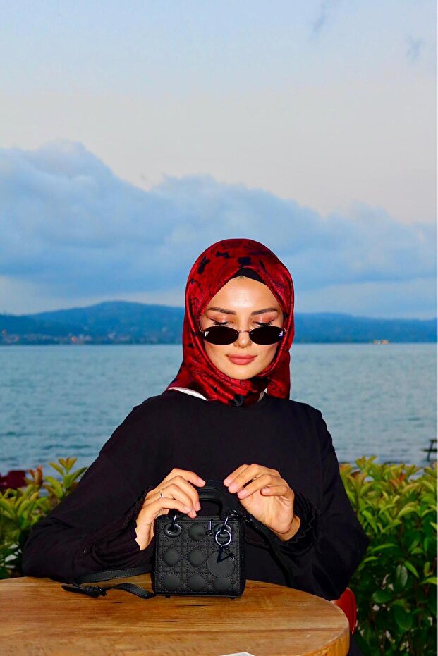 حقيبة يد صغيرة الحجم باللون الأسود مع تفاصيل إكسسوارات