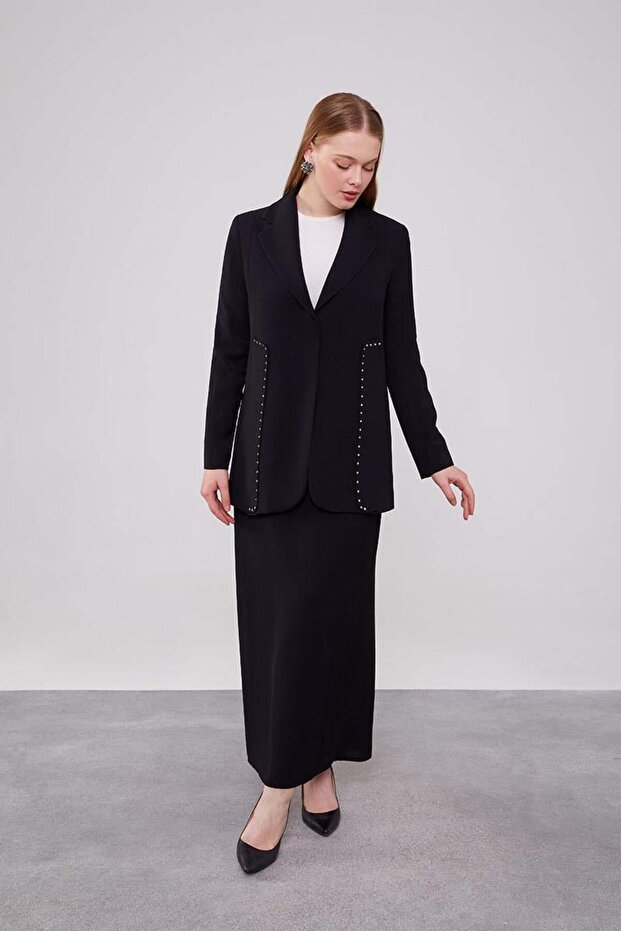 طقم سترة سوداء بتفاصيل حجرية - 2