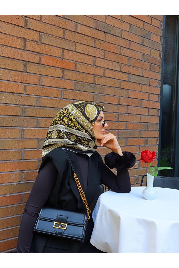 وشاح حريري بنمط عزر ذهبي