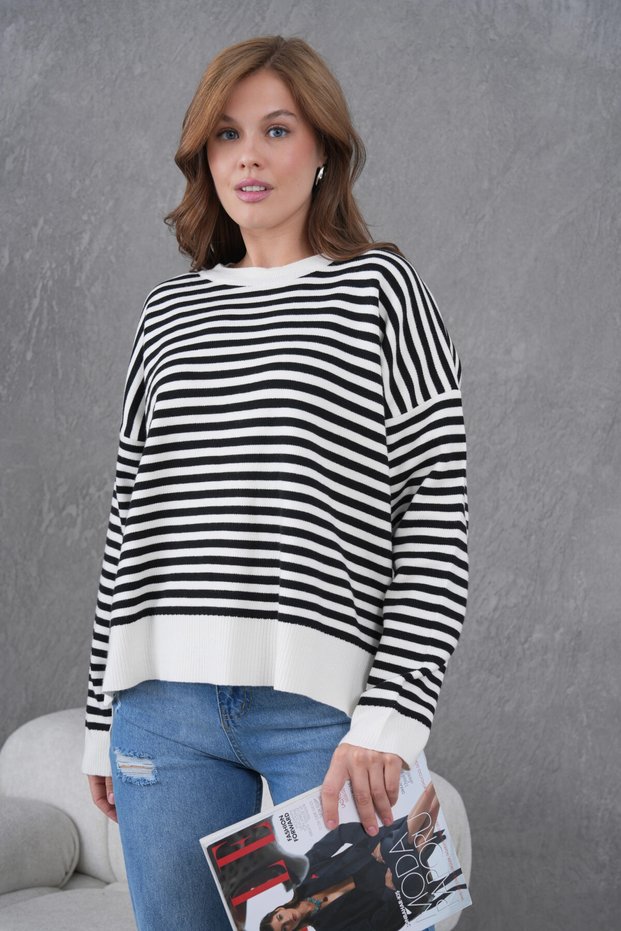 Women's Crew Neck Embroidery Detail Slit Oversized Striped Knitwear Sweater