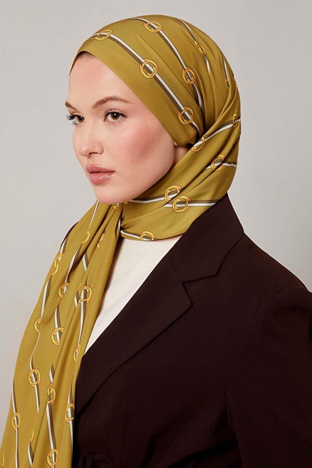 شال نمط حلقي مخطط باللون الأخضر الزيتي