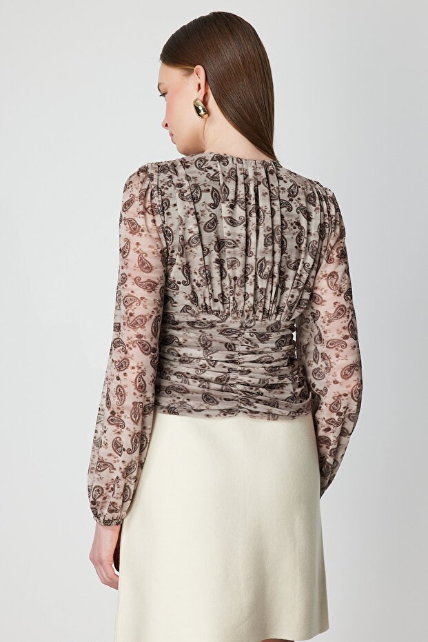 بلوزة شيفون منقوشة برقبة على شكل حرف V - 4