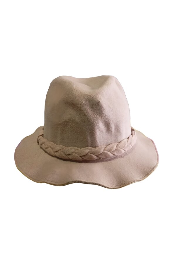 قبعة فوترو ذات تصميم أنيق ولون فاتح - 2