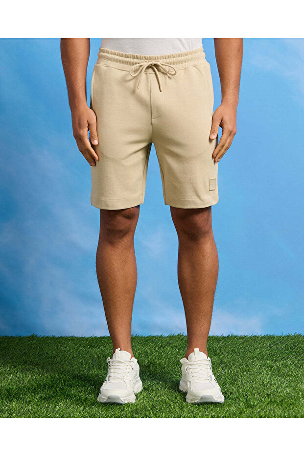 شورت رجالي قصير بلون بيج سادة - 2